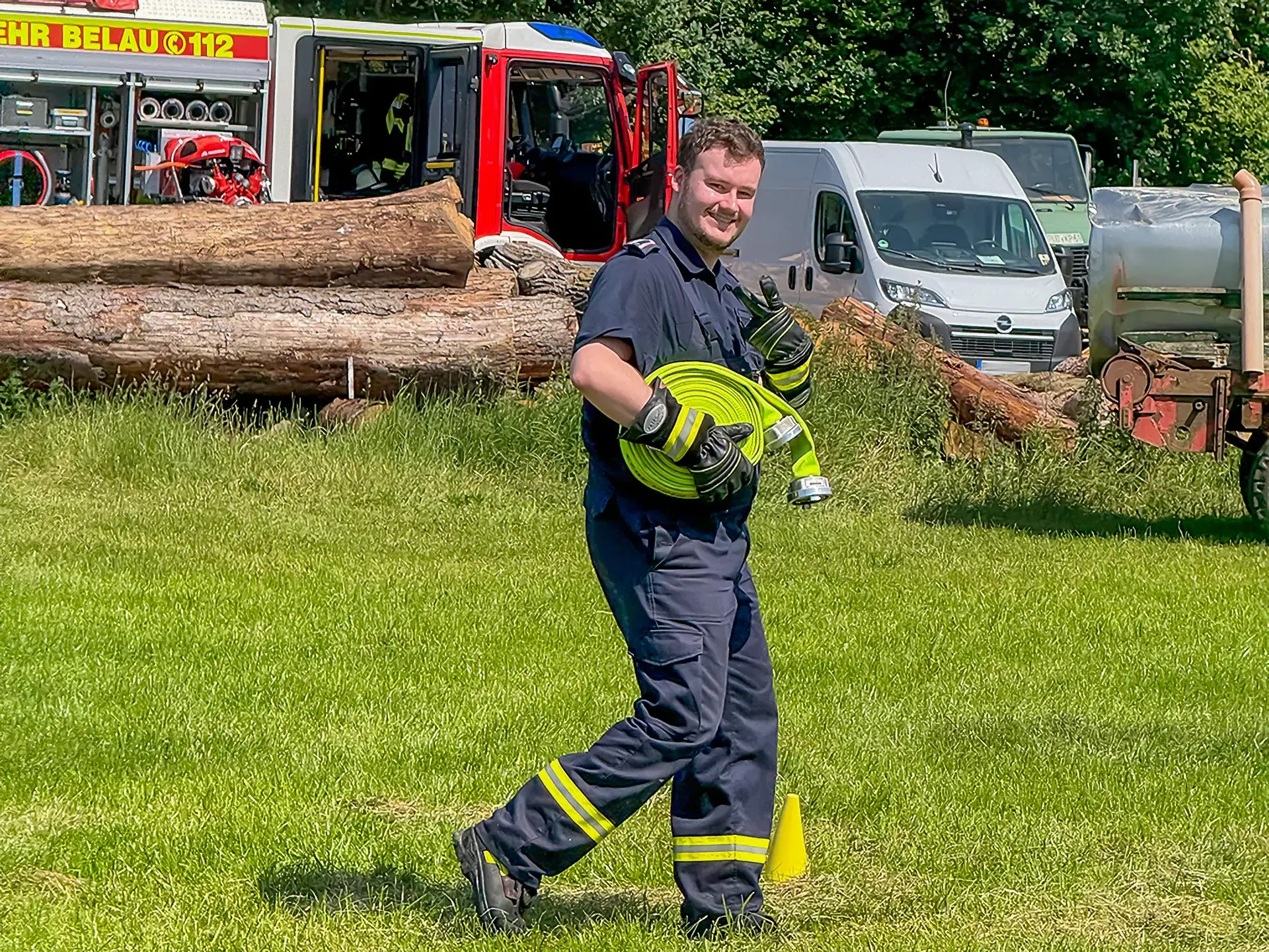 Feuerwehrmann trägt Schlauch