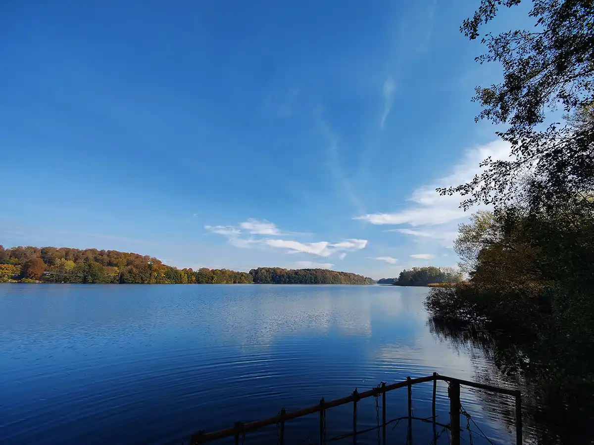 Bild von einem Steg mit Sicht auf die Schwentine