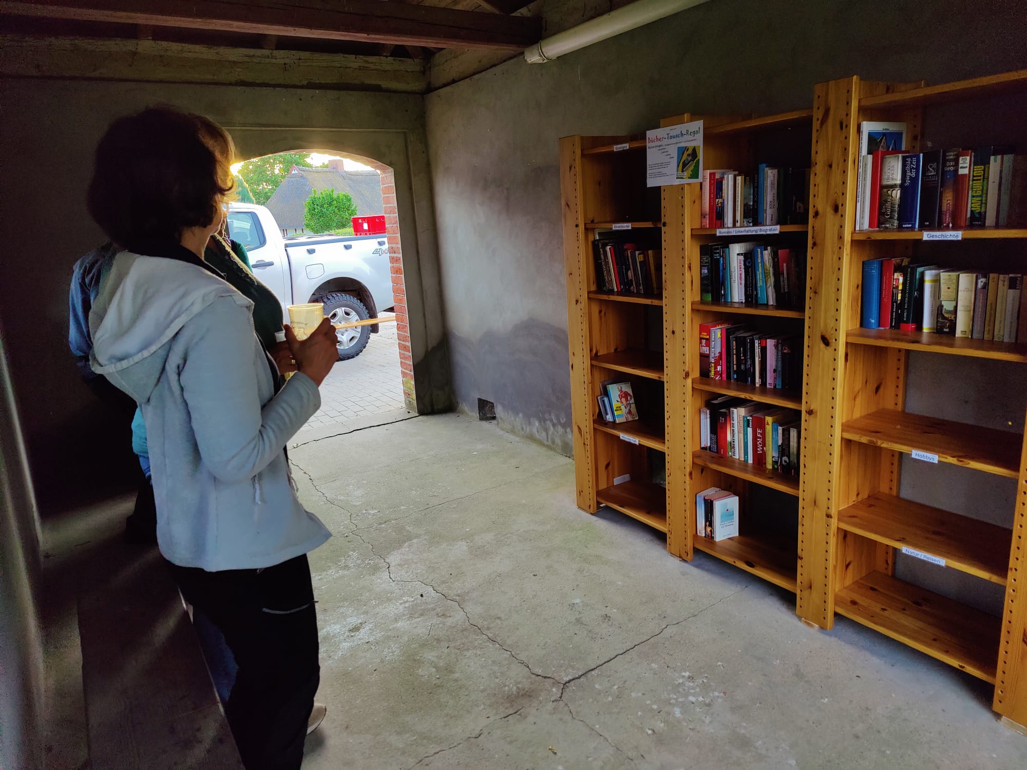 Bücherregal im alten Spritzenhaus / Bushaltestelle